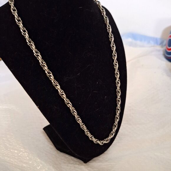 A Vintage Women's Necklace Rolled Chain Silver Tone Cottage Core Office - Picture 7 of 7